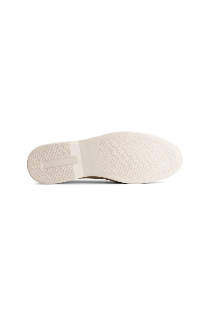 Zicht van onderzijde van Loafer zand, lichte microfiber loafers met ademend comfort en eenvoudige instap.