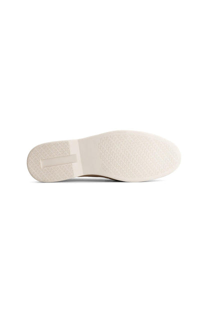 Zicht van onderzijde van Loafer zand, lichte microfiber loafers met ademend comfort en eenvoudige instap.