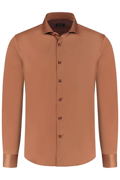 Overhemd satijn roestbruin met subtiele glans, ademend katoenen materiaal en een elegante uitstraling.