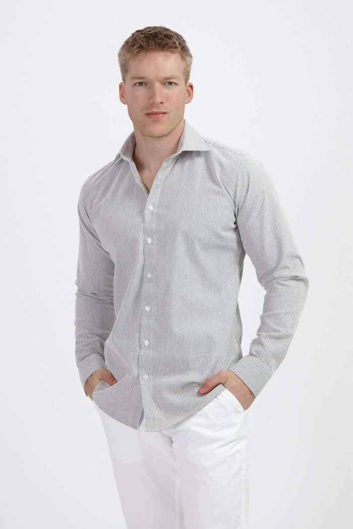 Overhemd stretch streep grijs op model, met ademende stof en comfortabele stretch.