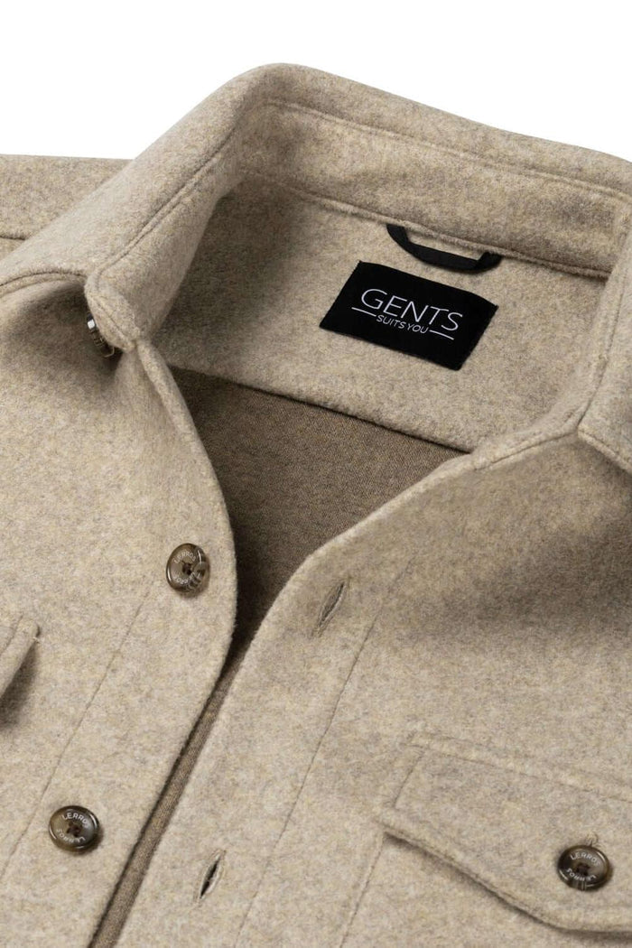 Overshirt beige met lange mouwen, kraag, knoopsluiting en borstzakken.