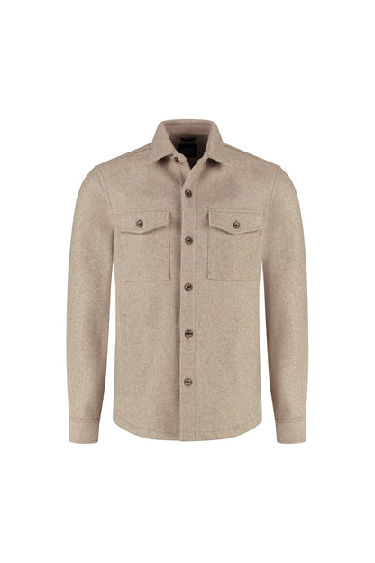 Overshirt beige met lange mouwen, kraag, knoopsluiting en borstzakken.