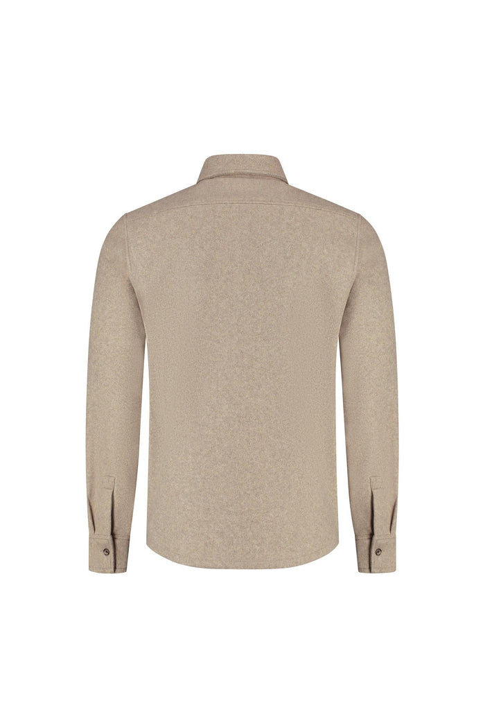 Beige overshirt met lange mouwen, kraag, knoopsluiting en borstzakken, achteraanzicht.