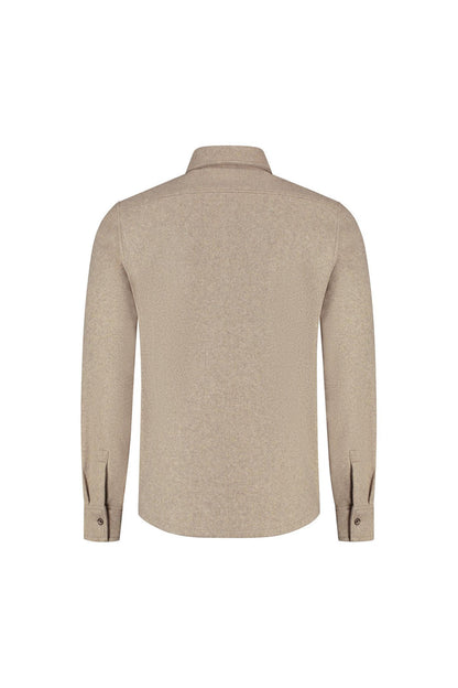 Beige overshirt met lange mouwen, kraag, knoopsluiting en borstzakken, achteraanzicht.