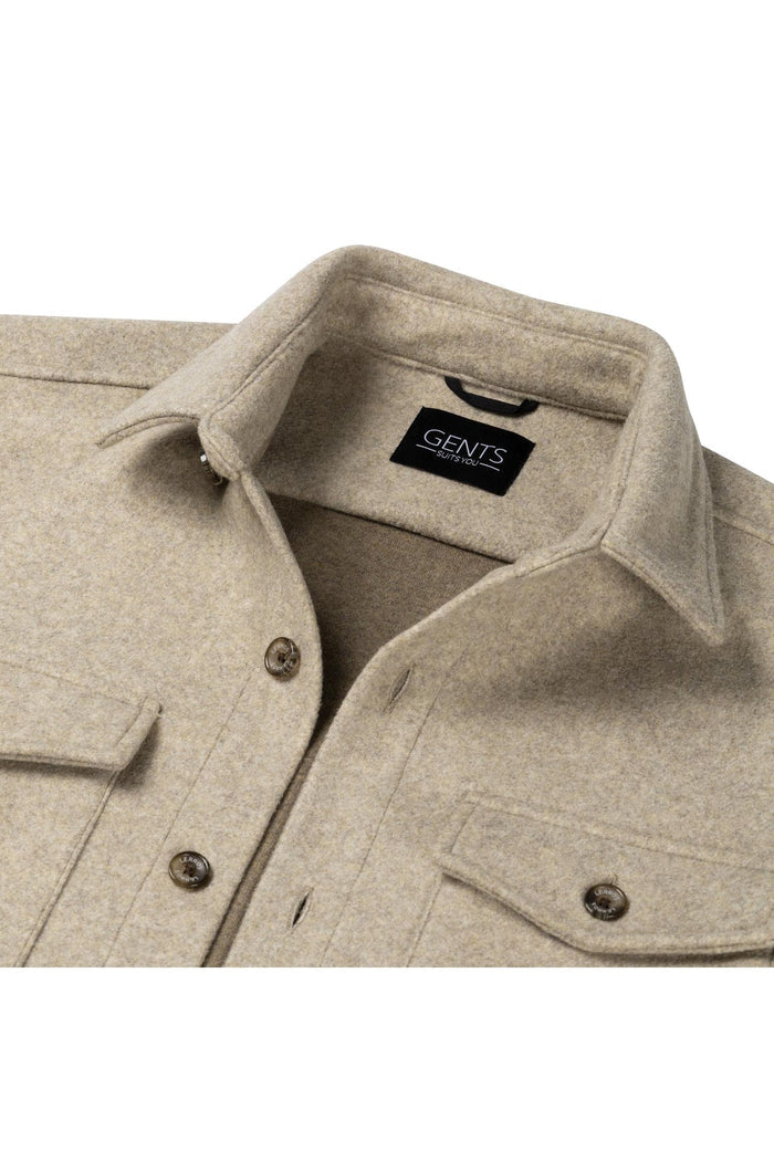 Overshirt beige met kraag, knopen en borstzakken, ideale casual outfit.