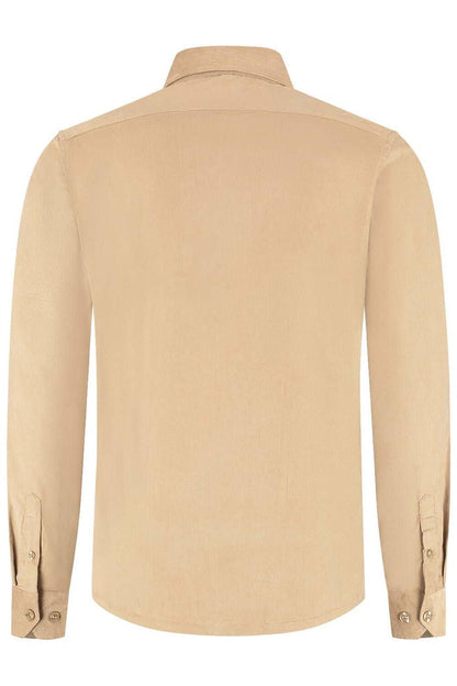 Overshirt corduroy zand, beige katoenen corduroy overshirt met knoopsluiting, achteraanzicht.