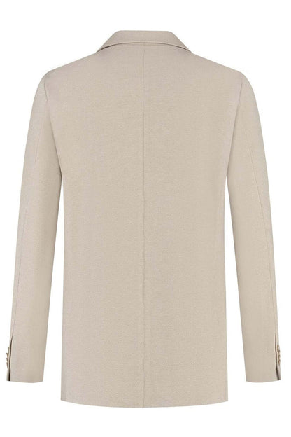 Pak 2-rij stretch dune beige achterzijde van beige tweedelig stretch-pak met moderne snit.