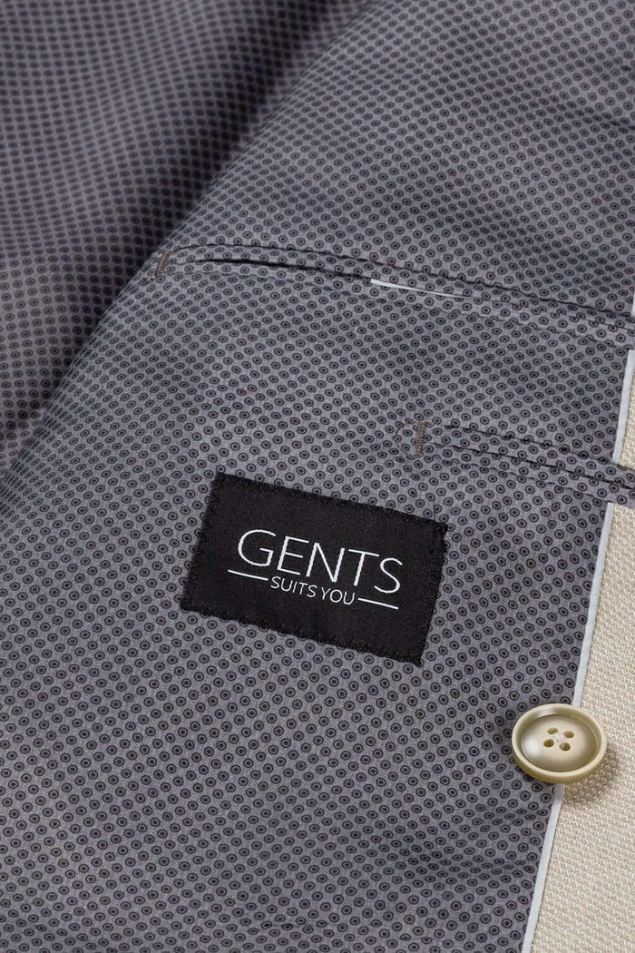 Pak 2-rij stretch dune beige - Label inside a stylish beige suit jacket by GENTS.