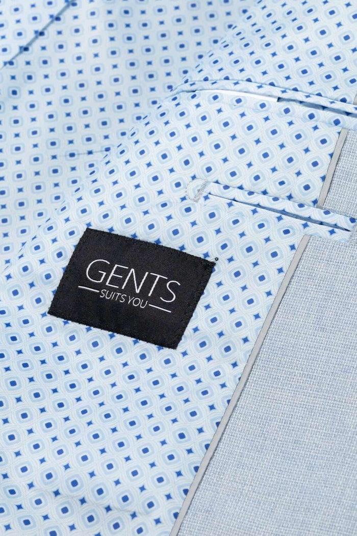 Pak lichtblauw 3-delig met eigentijdse snit, detail van binnenvoering blauw met patronen.