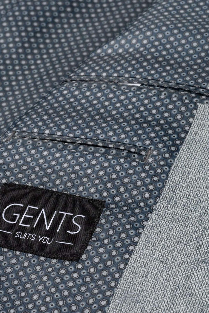 Detail van een linnenblend pak met ademend stretch, stijlvol en comfortabel voor elke gelegenheid.
