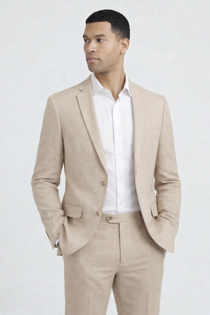 Pak linnenblend strandzand: Beige linnenblend pak met nette kraag en knoopsluiting, ademend en comfortabel.