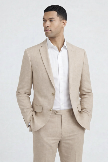 Pak linnenblend strandzand: Beige linnenblend pak met nette kraag en knoopsluiting, ademend en comfortabel.