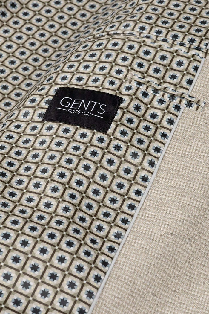 Pak pepita beige: close-up of the tweed fabric and GENTS label, showcasing modern design and wrinkle resistance.