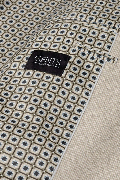 Pak pepita beige: close-up of the tweed fabric and GENTS label, showcasing modern design and wrinkle resistance.