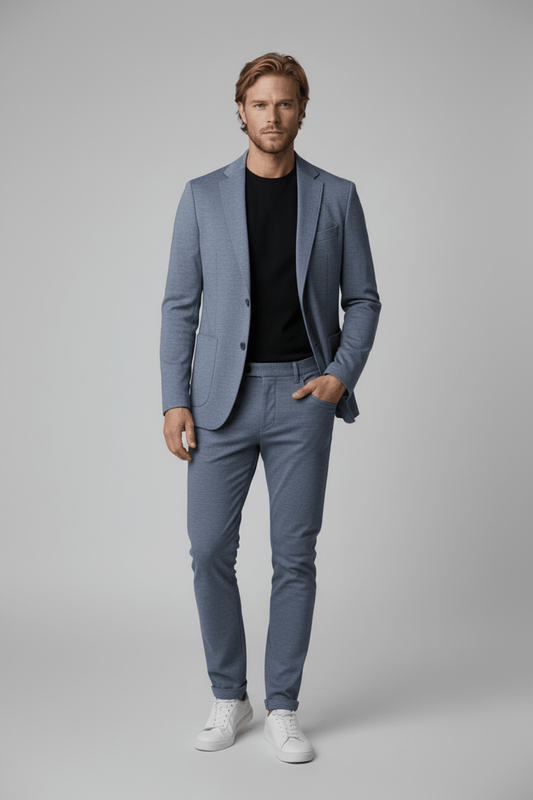 Pak stretch blauwgrijs 2-delig model in een nette outfit met blazer en broek.