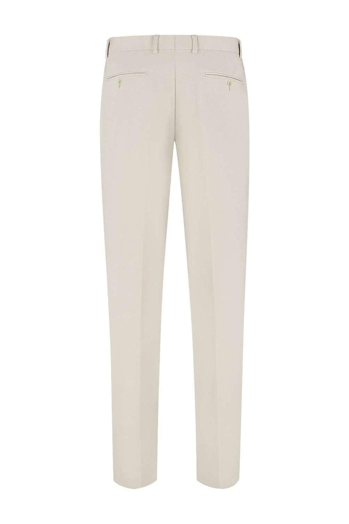 A refined view of Pak Stretch Piqué Zand 2-delig trousers in warm sand color with subtle texture and stretch features.