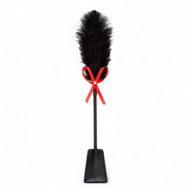 Paletă cu puf de gâdilat B-SERIES Fetish Feather Crop, pentru jocuri erotice BDSM, design cu fundă roșie, culoare negru