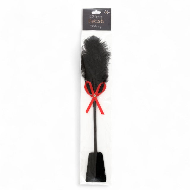 Paletă cu puf de gâdilat B-SERIES Fetish Feather Crop, pentru jocuri erotice BDSM, design cu fundă roșie, culoare negru