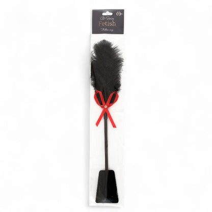 Paletă cu puf de gâdilat B-SERIES Fetish Feather Crop, pentru jocuri erotice BDSM, design cu fundă roșie, culoare negru