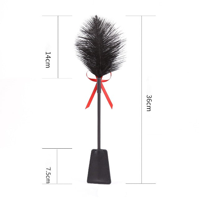 Paletă cu puf de gâdilat B-SERIES Fetish Feather Crop, pentru jocuri erotice BDSM, design cu fundă roșie, culoare negru