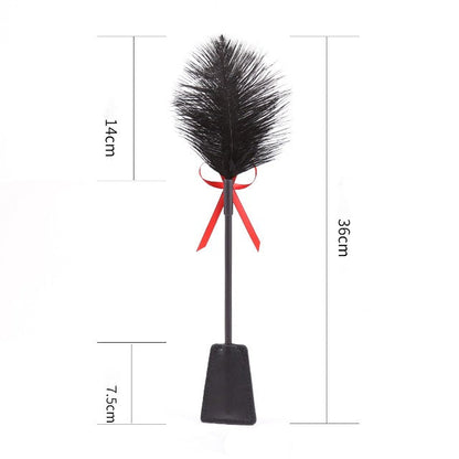 Paletă cu puf de gâdilat B-SERIES Fetish Feather Crop, pentru jocuri erotice BDSM, design cu fundă roșie, culoare negru