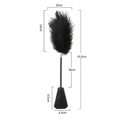 Paletă cu puf de gâdilat B-SERIES Fetish Feather Crop, pentru jocuri erotice BDSM, design cu dantelă, culoare negru