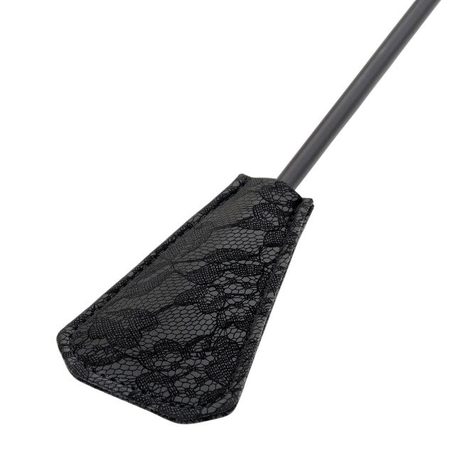Paletă cu puf de gâdilat B-SERIES Fetish Feather Crop, pentru jocuri erotice BDSM, design cu dantelă, culoare negru