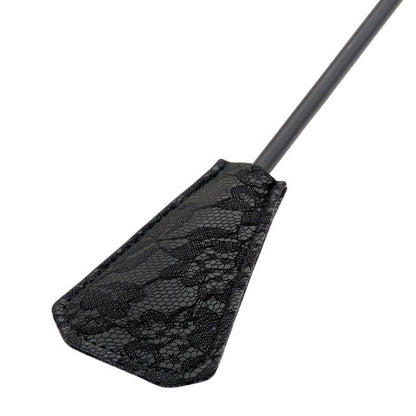 Paletă cu puf de gâdilat B-SERIES Fetish Feather Crop, pentru jocuri erotice BDSM, design cu dantelă, culoare negru