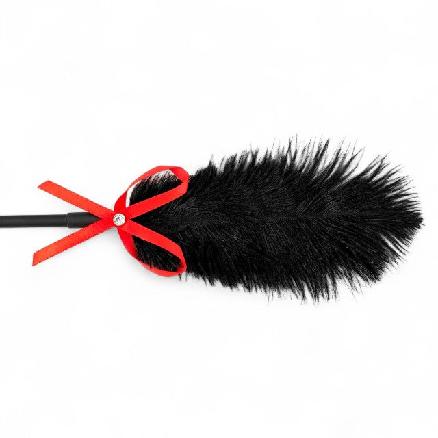 Paletă cu puf de gâdilat B-SERIES Fetish Feather Crop, pentru jocuri erotice BDSM, design cu fundă roșie, culoare negru