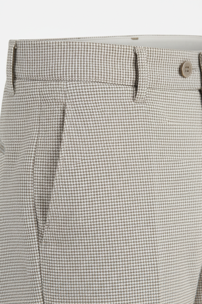 Pantalon pied-de-poule beige detail view showcasing the distinctive structure and quality.