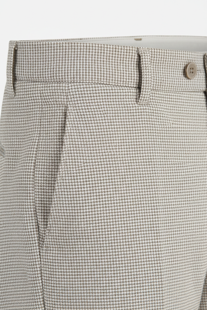 Pantalon pied-de-poule beige detail view showcasing the distinctive structure and quality.