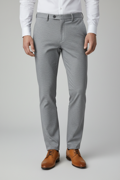 Pantalon stretch pique melange grijs worn with a white shirt and brown shoes, showcasing comfort and style.