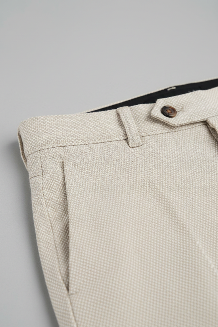 Pantalon stretchkatoen zand detail van een zandkleurige stretchkatoenen broek met ademend vermogen.