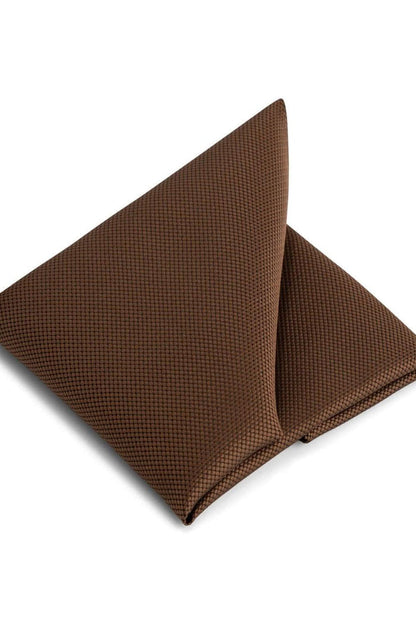 Pochet PE bruin, een kreuktbestendige, vormvaste en onderhoudsvriendelijke bruine accessoire.