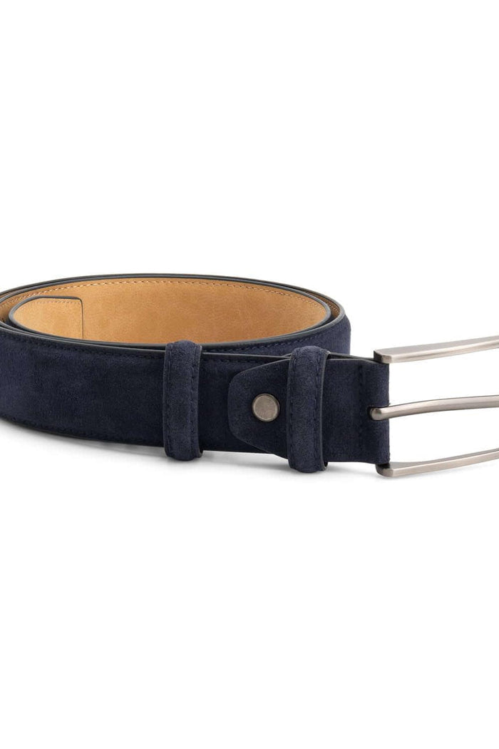Riem suede donkerblauw, donkerblauwe suède riem met zachte afwerking en mat zilveren gesp.