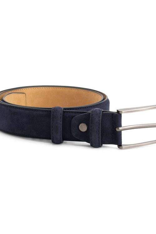 Riem suede donkerblauw, donkerblauwe suède riem met zachte afwerking en mat zilveren gesp.