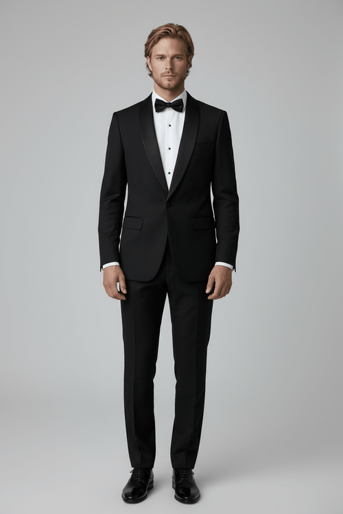 Smoking compleet - wolblend worn by a man in a tuxedo with refined tailoring and subtle detailing.