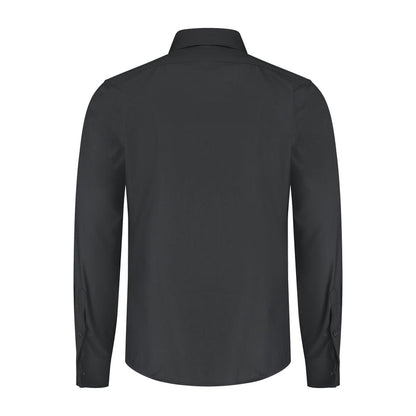 A view of the back of a Smoking overhemd plat glad zwart, featuring a sleek design and hidden button closure.