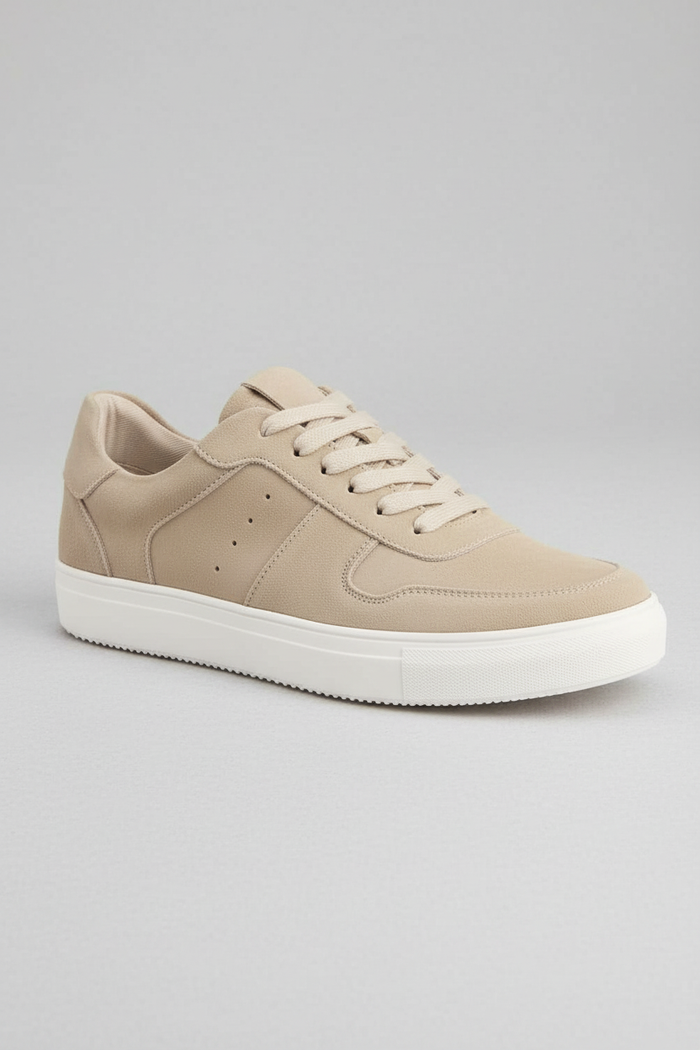 Sneaker suede zand in zandkleurige suède met ademend comfort en stijl.