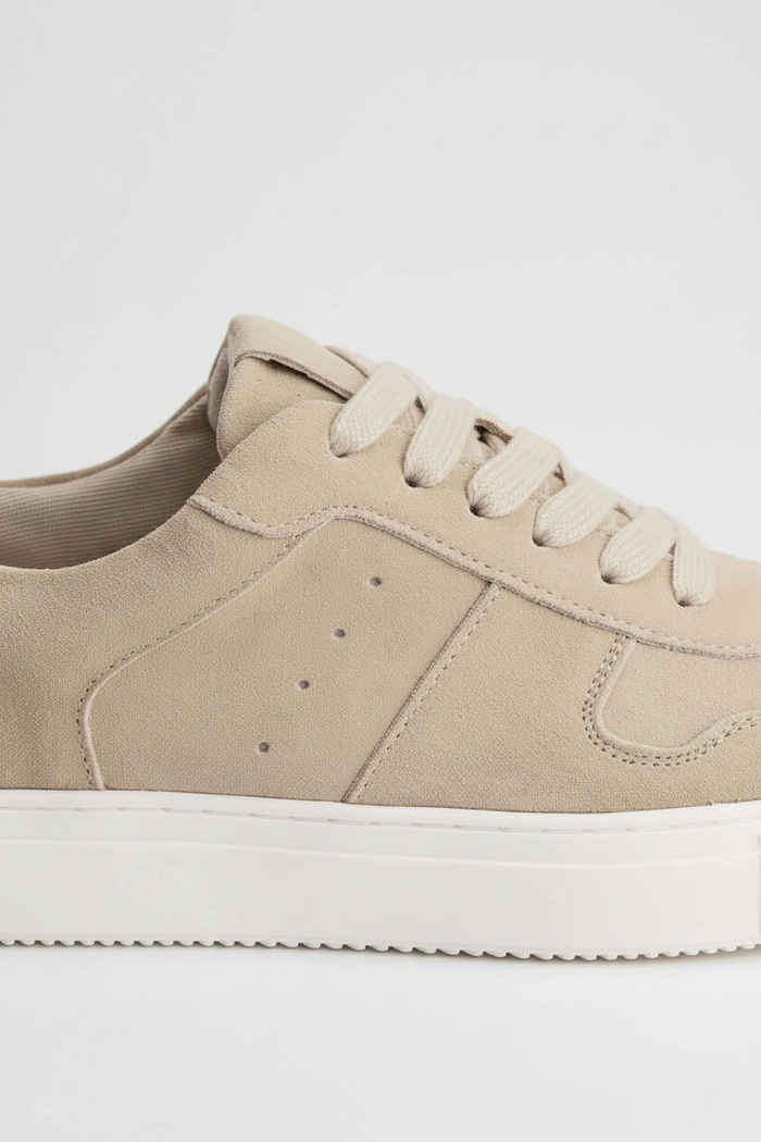 Sneaker suede zand in zandkleur met ademend comfort en stijl.