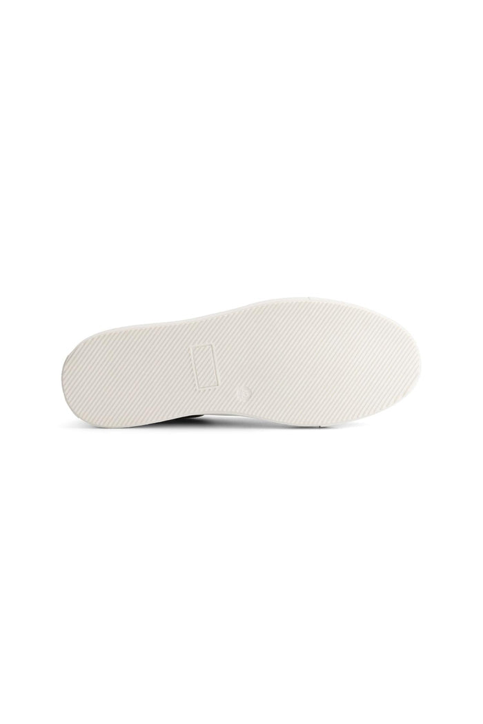 Onderkant van de Sneaker suede zand met een moderne en stevige zool.