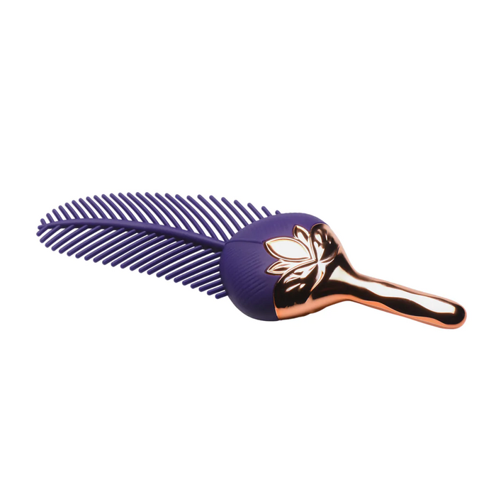 Stimulator XR BRANDS The Tickler, în formă de pană, 3 viteze și 7 funcții de vibrație, rezistent la apă, culoare mov