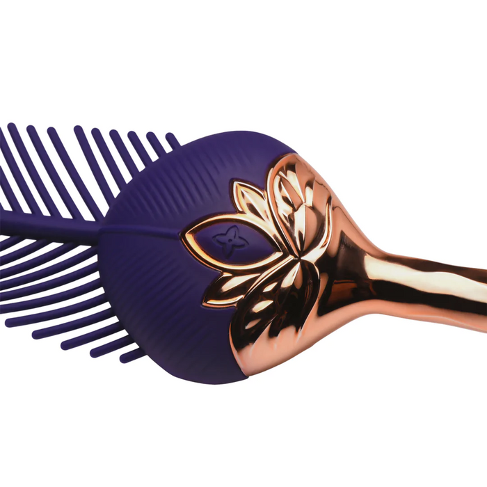 Stimulator XR BRANDS The Tickler, în formă de pană, 3 viteze și 7 funcții de vibrație, rezistent la apă, culoare mov