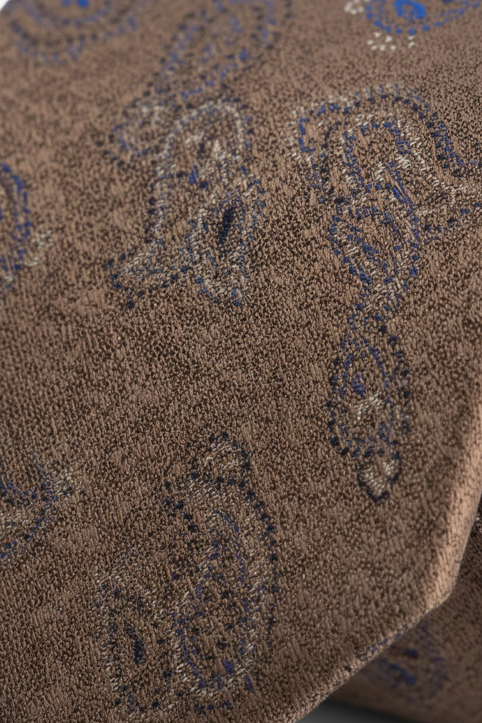 Stropdas zijde paisley bruin, handgemaakt, met warm bruin paisley ontwerp en randafwerking.