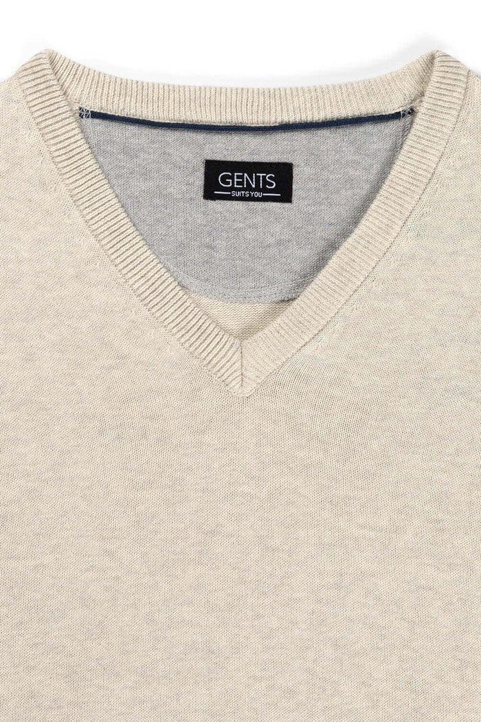 Trui V-hals softcotton zand, ademend, 100% katoen, veelzijdig en comfortabel, detail van de V-hals.
