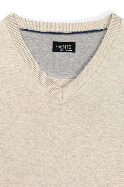 Trui V-hals softcotton zand, ademend, 100% katoen, veelzijdig en comfortabel, detail van de V-hals.