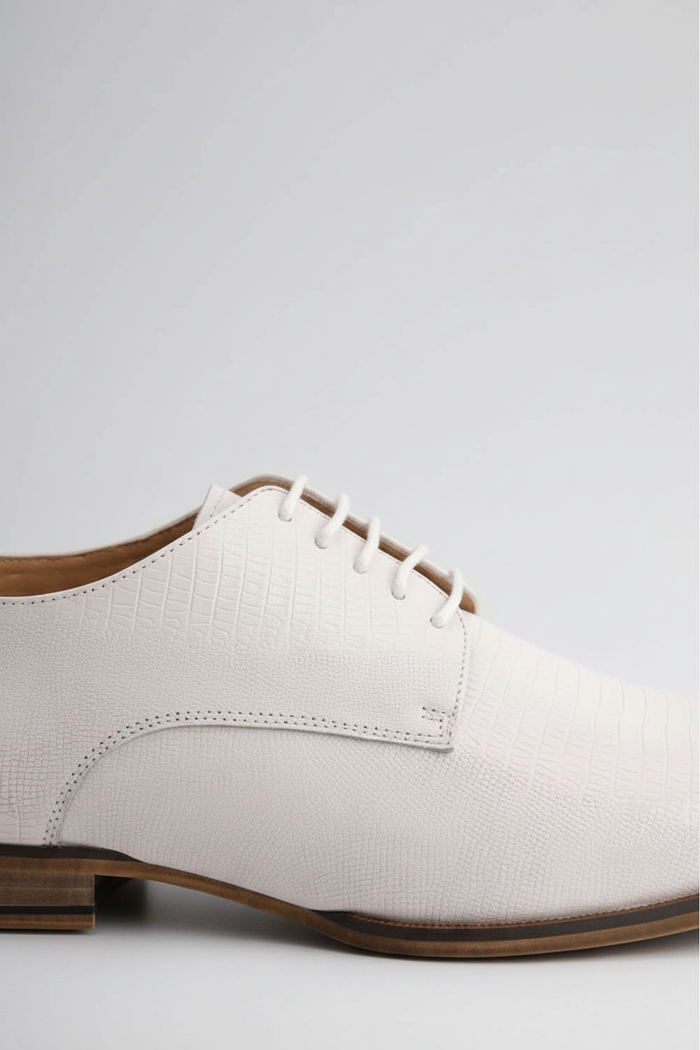 Veterschoen leer structuur wit, elegante witte leren veterschoenen met structuur en eigentijds design.